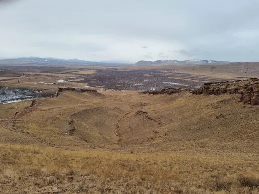 Красные скалы в хакасской степи