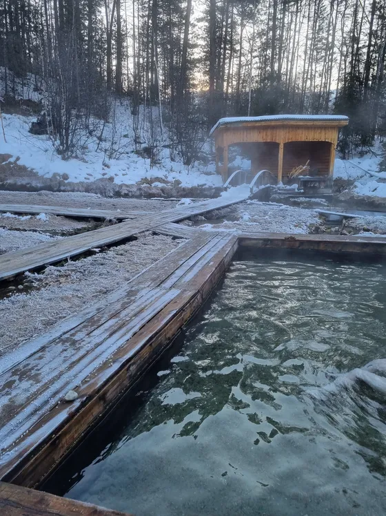 Бассейн с горячей водой у беседки ранним утром
