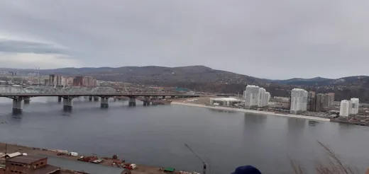 Енисей и Коммунальный мост в Красноярске со смотровой площадки