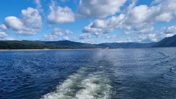 След теплохода на Красноярском море под облаками