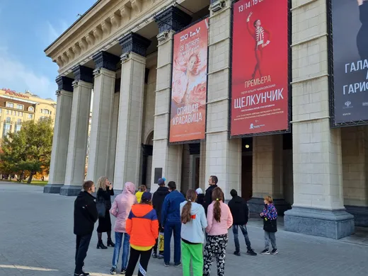 Группа у оперного театра в Новосибирске